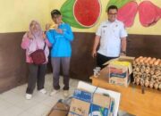 Warga Padang Timur Bawa Sembako ke Rumah dengan Menyerahkan Sampah yang Dipilah