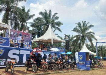 Ribuan Warga Pasbar Saksikan Kejurnas Grasstrack Putaran 2 Regional 1A Sumatera