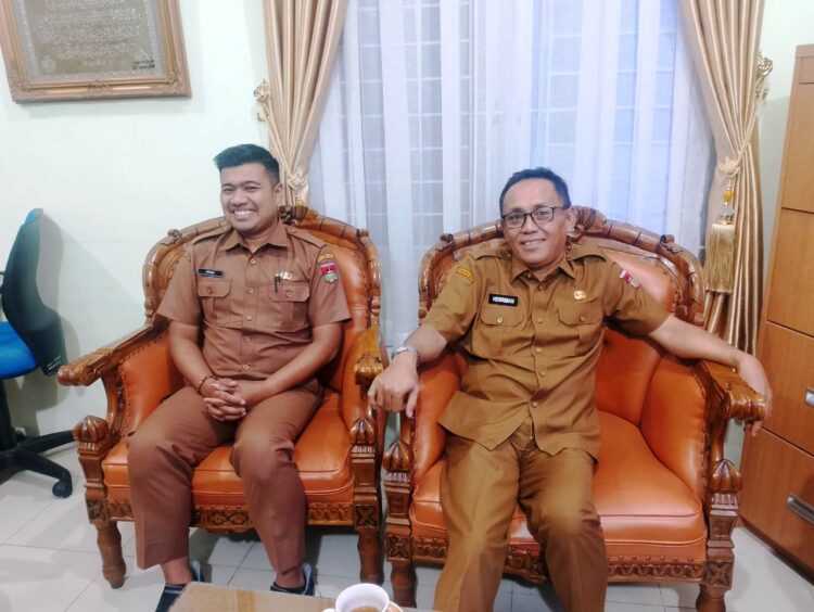 Kepala Disdikbud Kota Bukittinggi Herriman, didampingi Kepala Bidang Pembinaan Pendidikan Dasar Hendri menjelaskan proses SPMB Tahun Pelajaran 2025/2026. Gatot