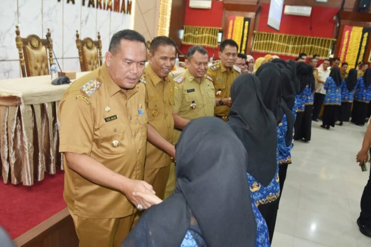 Sebanyak 148 calon pegawai negeri cipil (CPNS) menerima surat keputusan (SK) pengangkatan sebagai PNS di pemerintahan Kota Pariaman, Selasa (10/6). IST