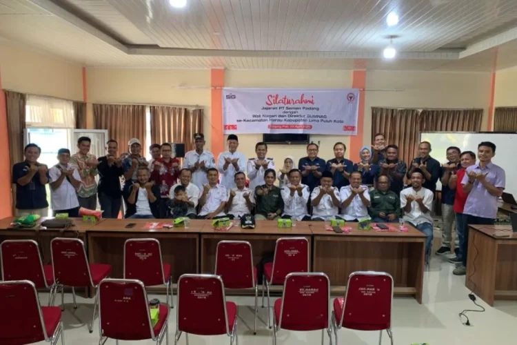 PT Semen Padang menggelar kegiatan silaturahmi yang digelar bersama 11 Wali Nagari, Direktur BUMNAG Harau Saiyo, serta pengurus BUMNAG se-Kecamatan Harau, di Aula Kantor Camat Harau, Rabu (23/4). IST