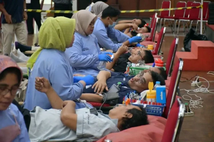 Semangat berbagi di bulan Syawal kembali diwujudkan PT Semen Padang melalui kegiatan donor darah yang digelar oleh Serikat Pekerja Semen Padang (SPSP), Rabu (23/4). IST