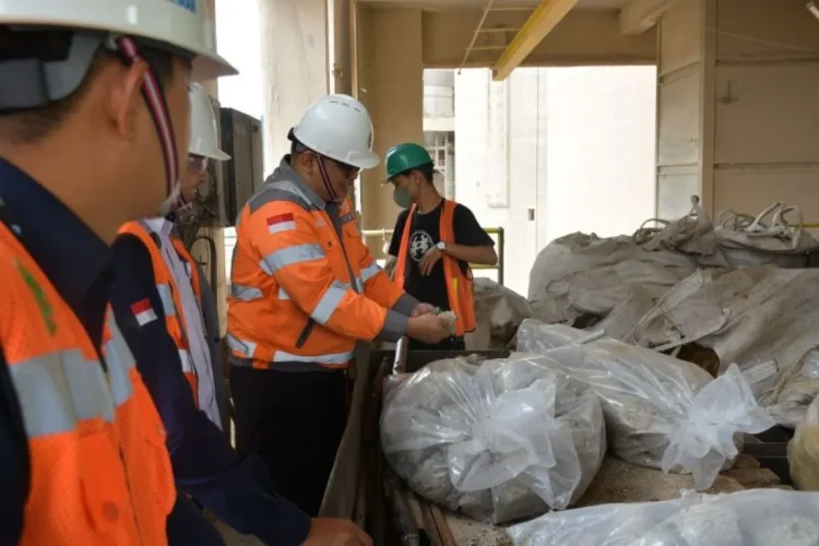 PT Semen Padang dan Kantor Perwakilan Bank Indonesia (BI) Provinsi Sumatera Barat (Sumbar) resmi menjalin kerja sama dalam pemanfaatan Limbah Racik Uang Kertas (LRUK) sebagai bahan bakar alternatif untuk produksi semen. IST