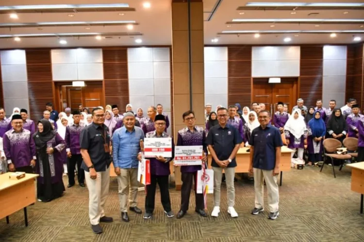 Sebanyak 48 calon jemaah haji yang terdiri dari karyawan aktif, karyawan teladan, serta pensiunan PT Semen Padang resmi dilepas keberangkatannya menuju Tanah Suci. IST