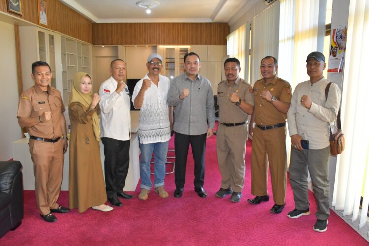 Wakil Bupati Agam, H. Muhammad Iqbal  beraudiensi dengan Komite Olahraga Masyarakat Indonesia (KORMI) Kabupaten Agam di ruang kerjanya Selasa, (27/5). IST
