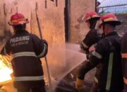 Ledakan di Dapur Picu Kebakaran, Satu Rumah dan Dua Kamar Kontrakan di Padang Ludes Dilalap Api