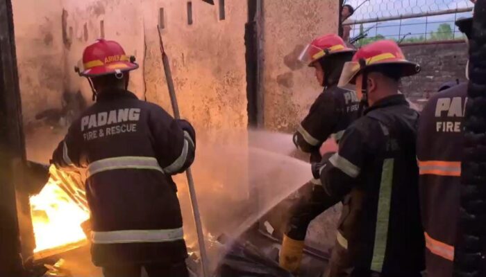 Ledakan di Dapur Picu Kebakaran, Satu Rumah dan Dua Kamar Kontrakan di Padang Ludes Dilalap Api