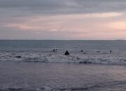 Tim SAR Temukan Baju Diduga Milik Korban Tenggelam di Pantai Padang