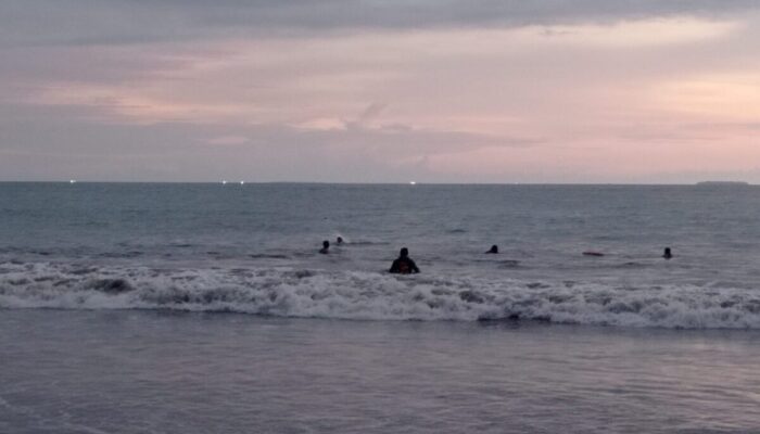 Tim SAR Temukan Baju Diduga Milik Korban Tenggelam di Pantai Padang