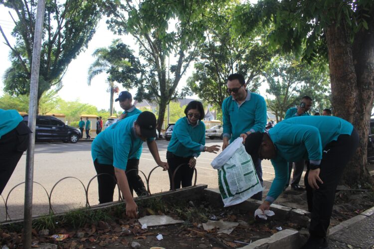 Pemerintah Kabupaten Pasaman Barat (Pasbar) memperingati Hari Lingkungan Hidup Sedunia dengan mencanangkan Gerakan Pasaman Barat Bersih.  IST