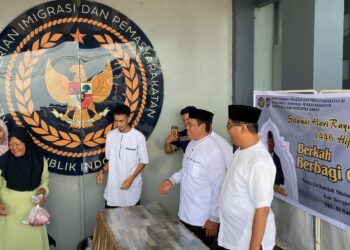 Kakanwil Ditjenpas Sumbar dan Kalapas Padang Bagikan Daging Kurban untuk Warga Sekitar Lapas