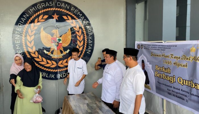 Kakanwil Ditjenpas Sumbar dan Kalapas Padang Bagikan Daging Kurban untuk Warga Sekitar Lapas