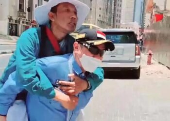 Meski Kurang Fit, Irjen Kemenag Khairunas Gendong Jamaah Haji