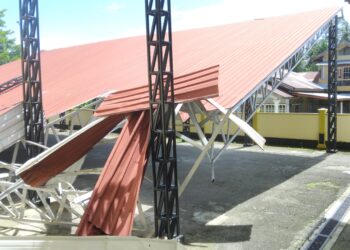 Sudah Sebulan Ambruk Pascabadai, Kanopi Parkiran Gedung DPRD Kota Pariaman Menunggu Perbaikan