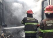 Rumah Kosong Terbakar di Purus, Damkar Padang Cegah Api Meluas