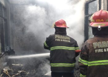Rumah Kosong Terbakar di Purus, Damkar Padang Cegah Api Meluas