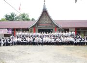 Pemkab Dharmasraya Berikan Seragam Sekolah Gratis bagi Keluarga Tidak Mampu