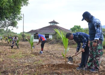Lanud Sutan Sjahrir Tanam 500 Bibit Kelapa Hibrida, Perkuat Sinergi dan Ketahanan Pangan di Sumbar