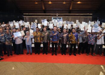 Pemerintah Serahkan 1.120 Sertifikat Tanah untuk Transmigran di Sukabumi