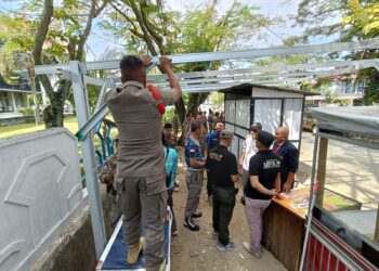 Satpol PP Padang Tertibkan PKL di Jalan Flamboyan yang Langgar Kesepakatan