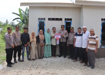 Hari Bhayangkara Ke-79 Tahun 2025, Kapolres Pasbar Serahkan Kunci kepada Penerima Bantuan Bedah Rumah