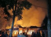 Kantor Dinas Pertanian Tanah Datar Terbakar, Damkar Berhasil Padamkan Api Jelang Subuh