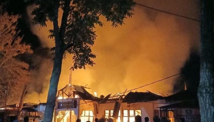 Kantor Dinas Pertanian Tanah Datar Terbakar, Damkar Berhasil Padamkan Api Jelang Subuh