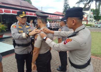 Kapolres Pasaman Pimpin Upacara Kenaikan Pangkat Personel Polres dan Polsek