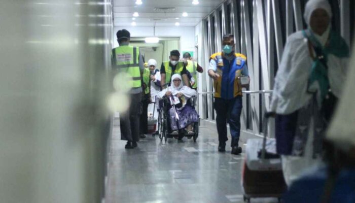 Kloter Pertama Embarkasi Padang Tiba di Bandara Internasional Minangkabau, Dua Jamaah Tertunda Pulang