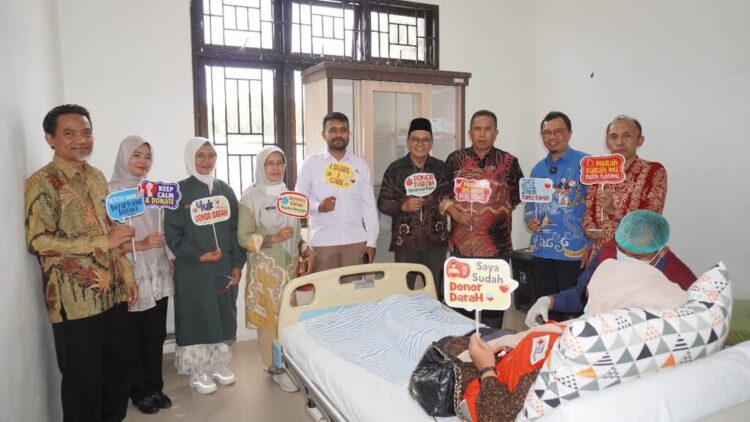 Aksi donor darah pada peringatan Hari Donor Darah Sedunia yang dihadiri Wawako Pariaman Mulyadi yang juga menjadi Ketua PMI Kota Pariaman. IST