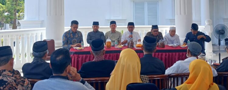 Bupati John Kenedy Azis undang berbagai unsur masyarakat ke pendopo bupati untuk menggelar diskusi bersama, Minggu (22/05). ALDI