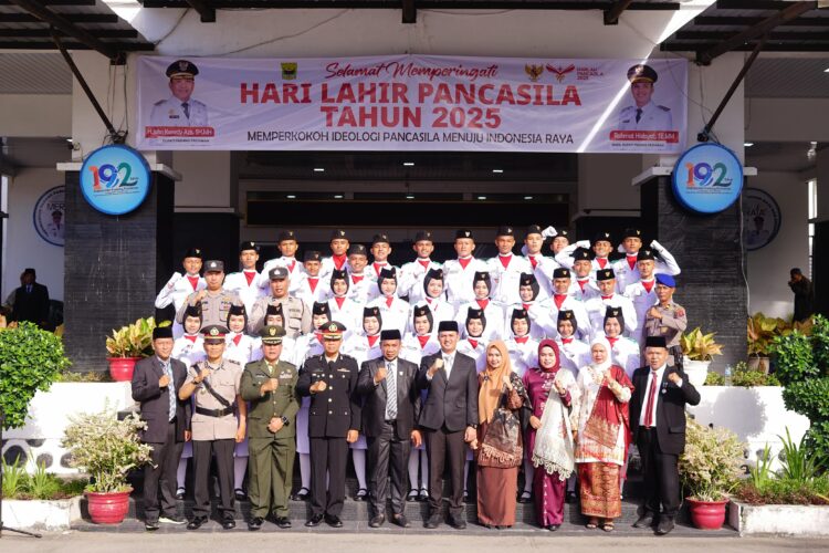 Upacara peringatan Hari Lahir Pancasila tahun 2025 berlangsung dengan khidmat di halaman Kantor Bupati Padang Pariaman Parit Malintang, Senin (2/6). ALDI