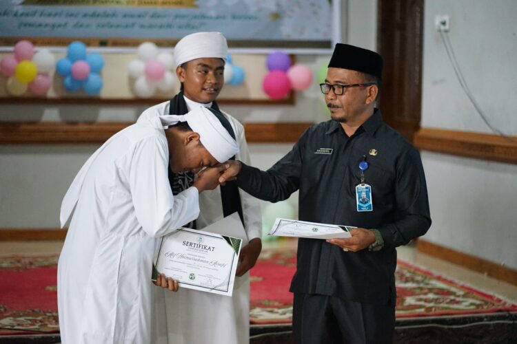 Pondok Pesantren Al-Qur’an Darul Inqilabi (PADI) Lubuk Basung menggelar acara pelepasan dan perpisahan santri tahun ajaran 2024/2025 di Aula Panti Asuhan Putra Muhammadiyah Lubuk Basung, Selasa (17/6). DEPIT
