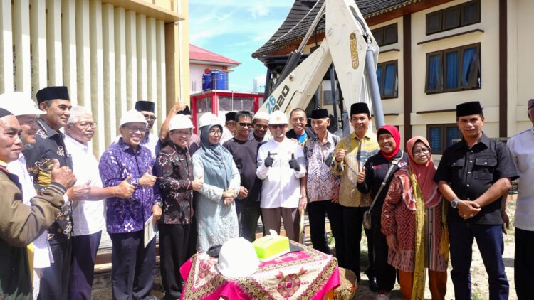 Wawako Ibnu Asis dan Kepala SMKN 1 Bukittinggi Gustian Budiarto dalam kegiatan peletakan batu pertama pembangunan tempat berwudhu Masjid Ahmad Karim, Jumat (20/6). IST