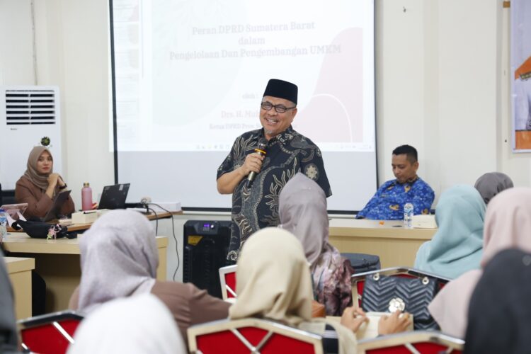 Ketua DPRD Sumbar, Muhidi membuka Bimtek Pluzi Academy Angkatan I di Aula PLUT KUMKM Dinas Koperasi dan UMKM Sumbar, Selasa (17/6). IST