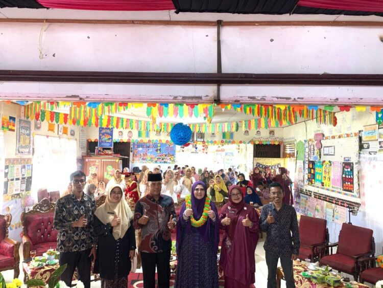 Anggota DPR RI dari Fraksi Partai Keadilan Sejahtera (PKS). daerah pemilihan Sumatera Barat II, Nevi Zuairina, menghadiri acara pelepasan siswa kelas VI SDN 07 Padang Gelanggang. IST