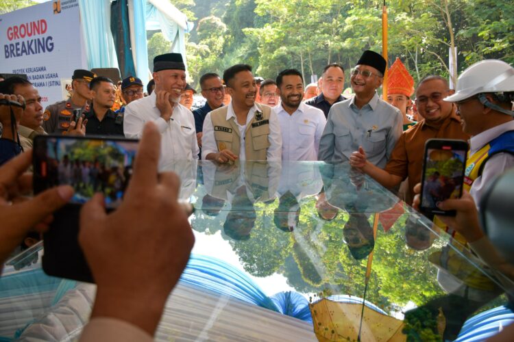 Menteri PU Doddy Hanggodo meninjau masterplan Flyover Sitinjau Lauik usai acara graoundbreaking proyek pembangunan Flyover Sitinjau Lauik, Sabtu (3/5). IST