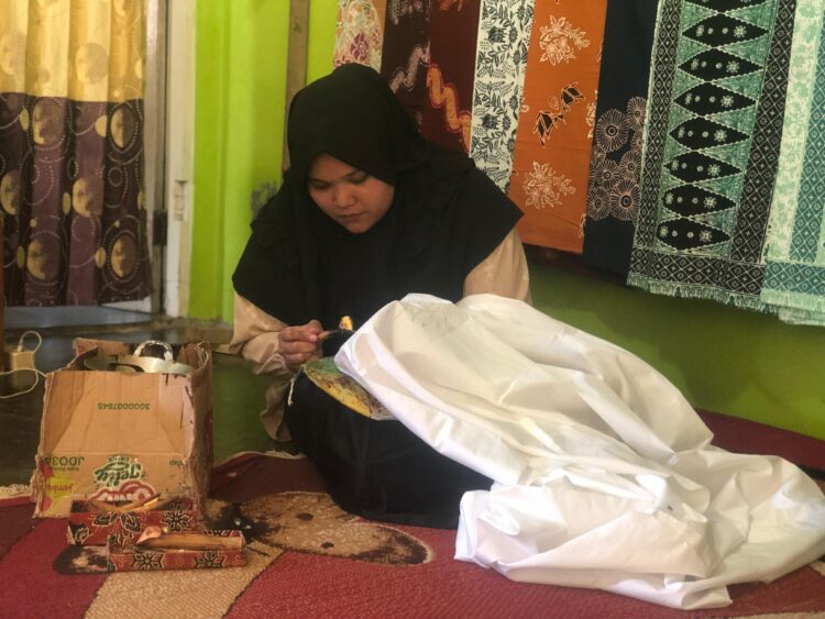 Dari ruang tamu berukuran 3x4 meter di Jalan Batu Ampa, Kelurahan Pampangan, Kecamatan Lubuk Begalung, Kota Padang, Sekar Hanum Pramesty merajut mimpi melalui Shanumesty Art and Craft. IST