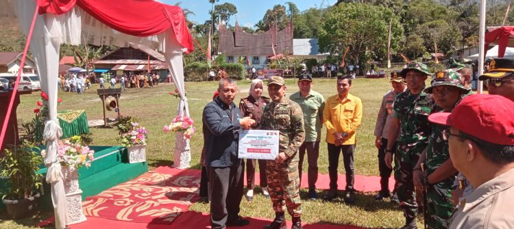 PT Semen Padang menyerahkan bantuan 250 sak semen secara simbolis untuk mendukung pelaksanaan TNI Manunggal Membangun Desa/Nagari (TMMD/N) ke-124 di Kabupaten Lima Puluh Kota. IST