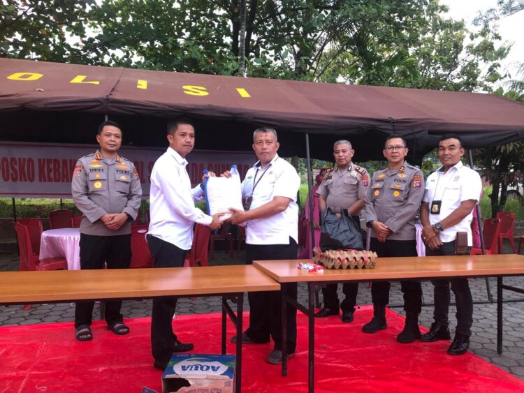 PT Semen Padang menyalurkan bantuan sembako kepada korban kebakaran di Kompleks Asrama Sekolah Polisi Negara (SPN) Polda Sumbar, Kelurahan Padang Besi, Kecamatan Lubuk Kilangan, Kota Padang, Senin (26/5). IST