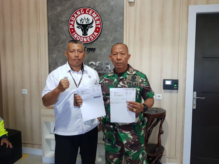 Staf TJSL Unit CSR PT Semen Padang, Nurwan, foto bersama dengan perwakilan Lantamal II Padang usai penyerahan bantuan 250 zak semen untuk mendukung program Karya Bhakti TNI AL. IST