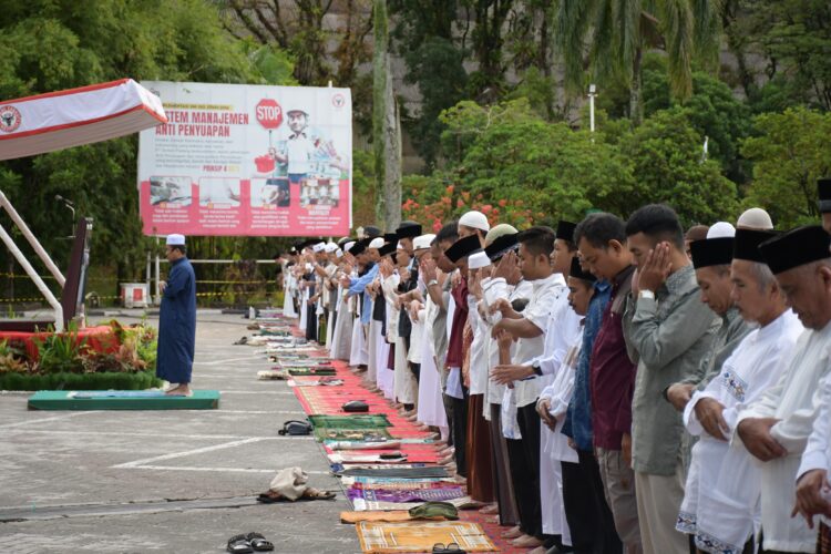 Ribuan jamaah memadati Lapangan Plaza Kantor Pusat PT Semen Padang, Jumat (6/6), untuk menunaikan Salat Idul Adha 1446 H. IST