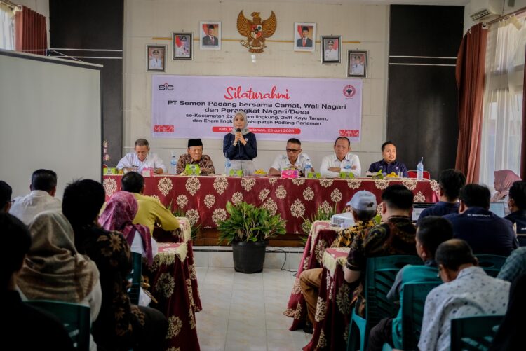 Kepala Unit Komunikasi & Kesekretariatan PT Semen Padang Nur Anita Rahmawati, menyampaikan kata sambutan saat acara Silahturahmi PT Semen Padang dengan Camat, Perangkat Nagari/Desa se-Kecamatan 2x11 Enam Lingkung,  Kecamatan 2 X 11 Kayu Tanam, dan Kecamatan Enam Lingkung, di Aula Kantor Camat 2 X 11 Enam Lingkung, Rabu (25/6). IST