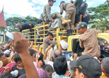 Pembagian Daging Kurban di Kantor Bupati Solok Selatan Diwarnai Aksi Kejar-Kejaran dan Kupon Dirobek