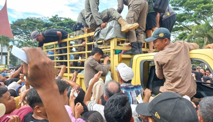 Pembagian Daging Kurban di Kantor Bupati Solok Selatan Diwarnai Aksi Kejar-Kejaran dan Kupon Dirobek