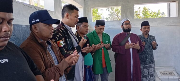 Pimpinan Cabang (PC) Gerakan Pemuda (GP) Ansor se-Sumatera Barat saat ziarah ke makam Syekh Machdum. IST