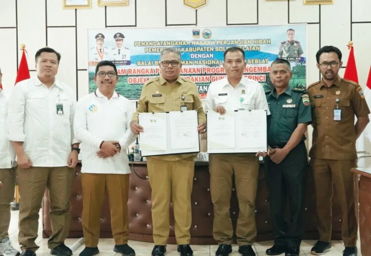 Penandatanganan Perjanjian Hibah Daerah Pemkab Solok Selatan bersama Balai Besar Taman Nasional Kerinci Seblat (BBTNKS) yang berlangsung di Aula Tansi Ampek, Senin (23/6/2025).IST
