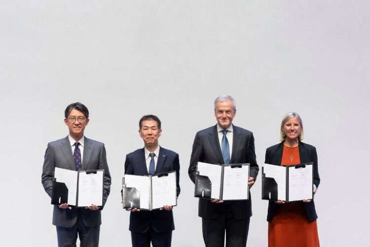 Empat raksasa otomotif dunia yakni Toyota Motor Corporation, Daimler Truck, Mitsubishi Fuso, dan Hino Motors mengumumkan penandatanganan merger antara Mitsubishi Fuso dan Hino dalam satu perusahaan induk. IST