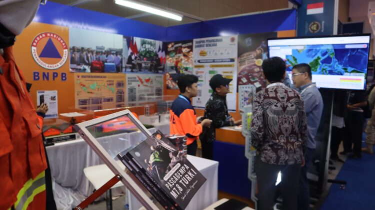 Antusiasme pengujung saat mendapatkan penjelasan terkait kebencanaan di booth BNPB dalam pameran Indo Defence Expo & Forum  di Jakarta International Expo Kemayoran, Rabu (11/6). IST