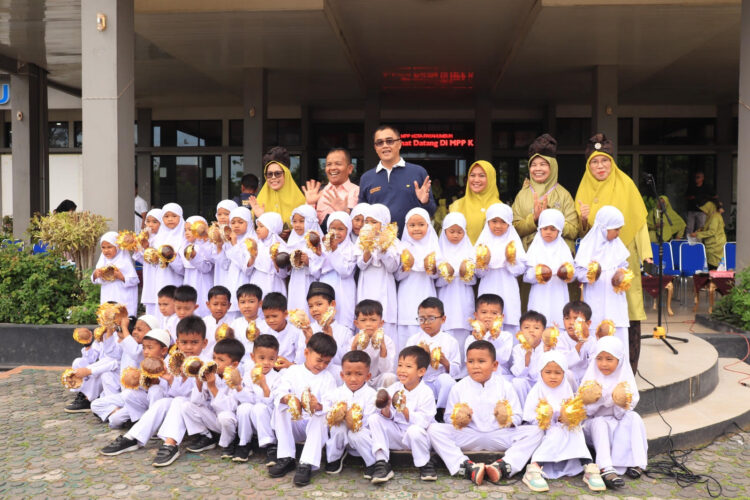 Ribuan peserta didik Taman Kanak-Kanak (TK) se-Kota Payakumbuh memeriahkan pembukaan Pekan Olahraga dan Seni (Porseni) tahun 2025 di halaman Balai Kota Payakumbuh, Sabtu (17/5). IST
